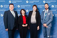 Impressionen von der Begrüßung der Gäste – Portraitaufnahmen vor einer blauen Fotowand