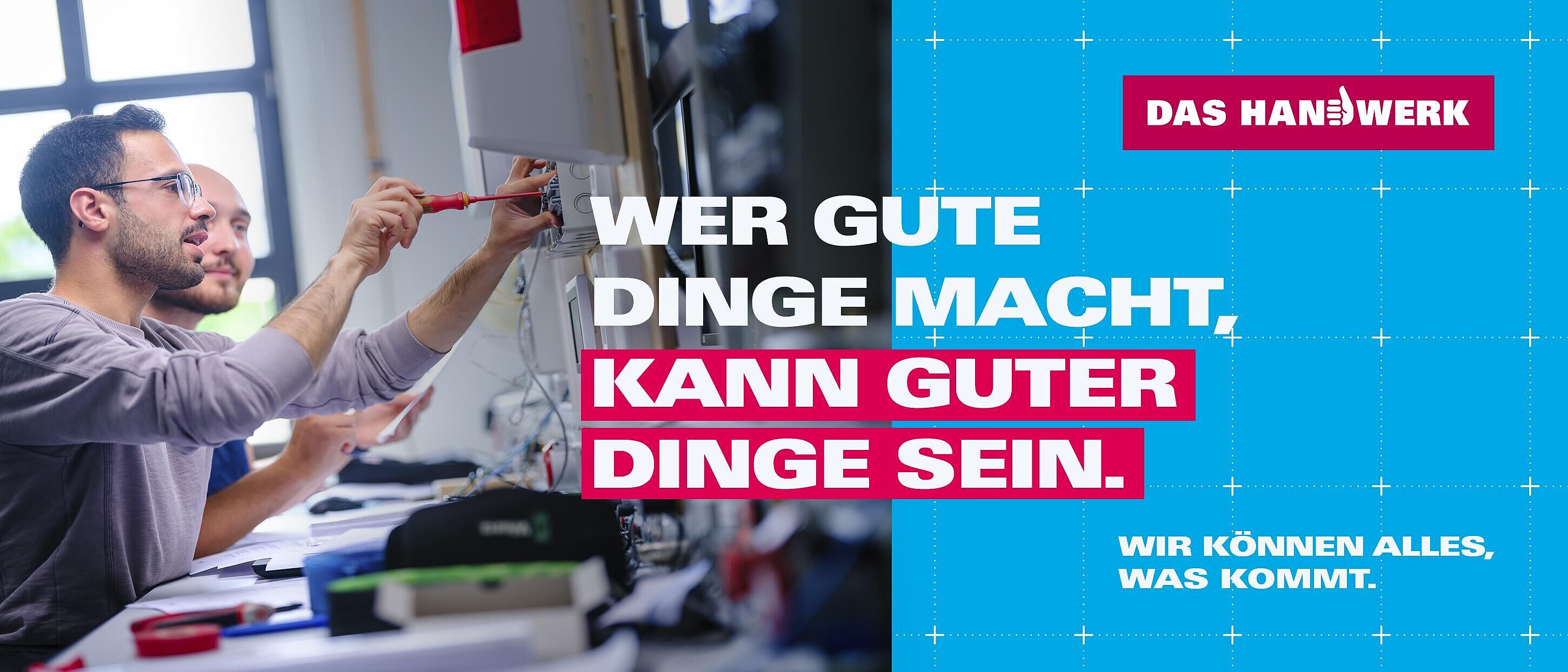 Gesellen- und Abschlussprüfungen Bildcollage einer Person,  die an einem Schulungswerkstattplatz sitzt und an einem Schaltkasten arbeitet. Rechts daneben weißer Text auf blauem Hintergrund \"Wer gute Dinge macht, kann guter Dinge sein.\"