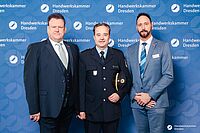 Impressionen von der Begrüßung der Gäste – Portraitaufnahmen vor einer blauen Fotowand