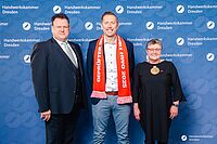 Impressionen von der Begrüßung der Gäste – Portraitaufnahmen vor einer blauen Fotowand