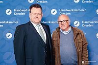 Impressionen von der Begrüßung der Gäste – Portraitaufnahmen vor einer blauen Fotowand