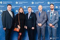 Impressionen von der Begrüßung der Gäste – Portraitaufnahmen vor einer blauen Fotowand