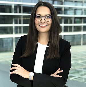 Portrait von Johanna Schade vor einem modernem Gebäude.