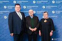 Impressionen von der Begrüßung der Gäste – Portraitaufnahmen vor einer blauen Fotowand