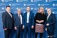 Impressionen von der Begrüßung der Gäste – Portraitaufnahmen vor einer blauen Fotowand
