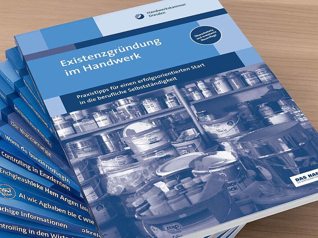 Ein Stapel, der aus verschiedenen Schriftenreihen-Heften besteht.