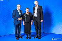 Impressionen von der Begrüßung der Gäste – Portraitaufnahmen vor einer blauen Fotowand