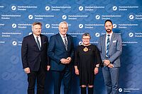 Impressionen von der Begrüßung der Gäste – Portraitaufnahmen vor einer blauen Fotowand