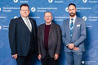 Impressionen von der Begrüßung der Gäste – Portraitaufnahmen vor einer blauen Fotowand