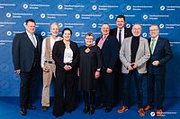 Impressionen von der Begrüßung der Gäste – Portraitaufnahmen vor einer blauen Fotowand