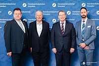 Impressionen von der Begrüßung der Gäste – Portraitaufnahmen vor einer blauen Fotowand