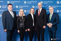 Impressionen von der Begrüßung der Gäste – Portraitaufnahmen vor einer blauen Fotowand