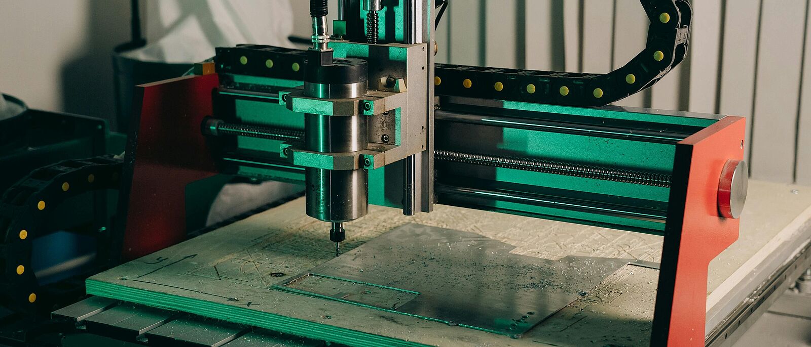 Ansicht einer CNC-Maschine/Werkzeugmaschine beim Schneiden eines Blechzuschnitts.
