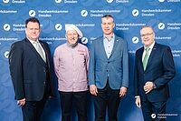 Impressionen von der Begrüßung der Gäste – Portraitaufnahmen vor einer blauen Fotowand