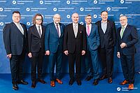 Impressionen von der Begrüßung der Gäste – Portraitaufnahmen vor einer blauen Fotowand