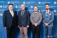 Impressionen von der Begrüßung der Gäste – Portraitaufnahmen vor einer blauen Fotowand