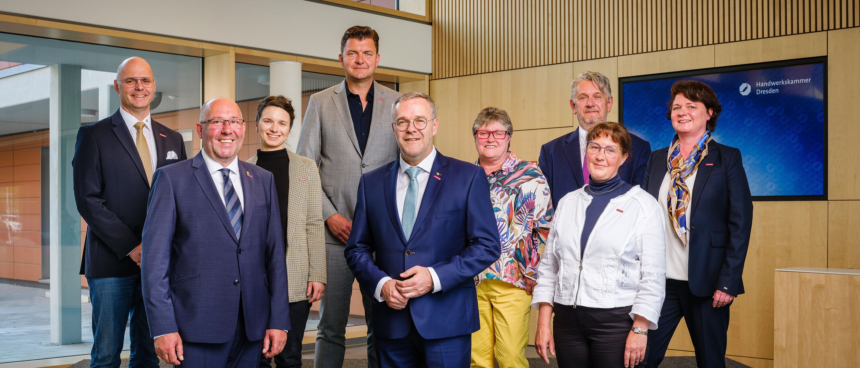 Gruppenbild der gewählten Vollversammlung der Handwerkskammer Dresden (2022 bis 2027)