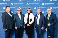Impressionen von der Begrüßung der Gäste – Portraitaufnahmen vor einer blauen Fotowand