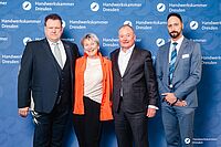 Impressionen von der Begrüßung der Gäste – Portraitaufnahmen vor einer blauen Fotowand
