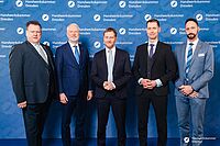 Impressionen von der Begrüßung der Gäste – Portraitaufnahmen vor einer blauen Fotowand
