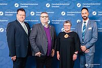 Impressionen von der Begrüßung der Gäste – Portraitaufnahmen vor einer blauen Fotowand