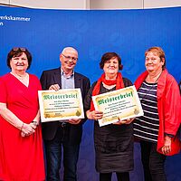 Gruppenfoto von 6 Personen bei der Übergabe der Goldenen Meisterbriefe durch Ines Briesowksy-Graf, der Vizepräsidentin und Dr. Andreas Brzezinski, dem Hauptgeschäftsführer der Handwerkskammer Dresden