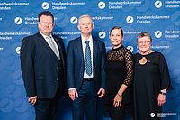 Impressionen von der Begrüßung der Gäste – Portraitaufnahmen vor einer blauen Fotowand