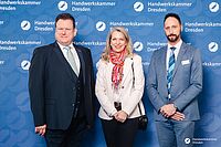 Impressionen von der Begrüßung der Gäste – Portraitaufnahmen vor einer blauen Fotowand