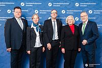 Impressionen von der Begrüßung der Gäste – Portraitaufnahmen vor einer blauen Fotowand