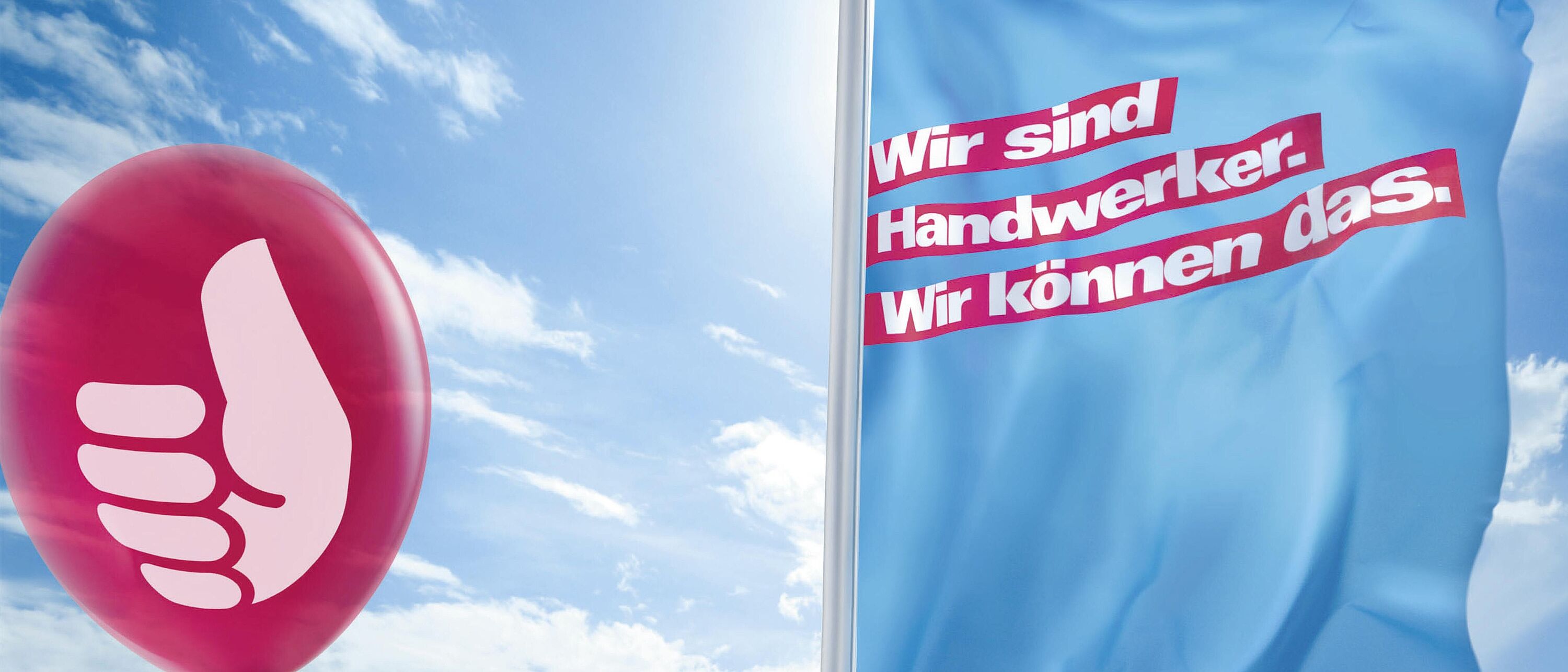 Blauer Wolkenhimmel als Hintergrund. Links im Bild ein roter Luftballon darauf eine Grafik mit weißen Daumen hoch. Rechts eine blaue Fahne an einem Fahnenmast mit einer weißen Aufschrift auf roten Hintergrund \"Wir sind Handwerker. Wir können das.\"