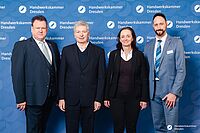 Impressionen von der Begrüßung der Gäste – Portraitaufnahmen vor einer blauen Fotowand