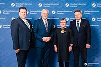 Impressionen von der Begrüßung der Gäste – Portraitaufnahmen vor einer blauen Fotowand