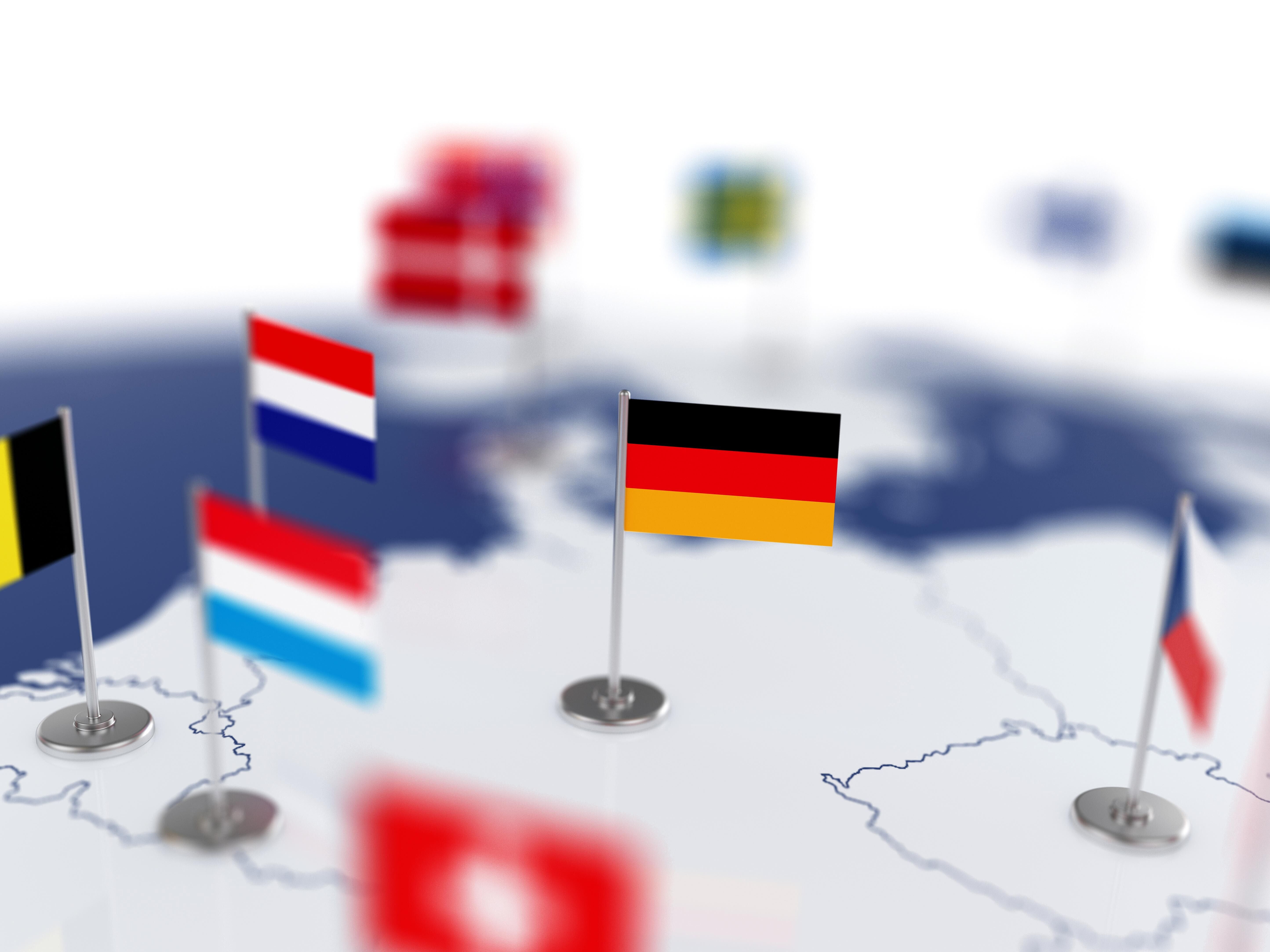 Deutschlandkarte mit Fähnchen sowie gespickte Fähnchen der angrenzenden Länder, wie Niederlande, Belgien, Frankreich, Tschechien,