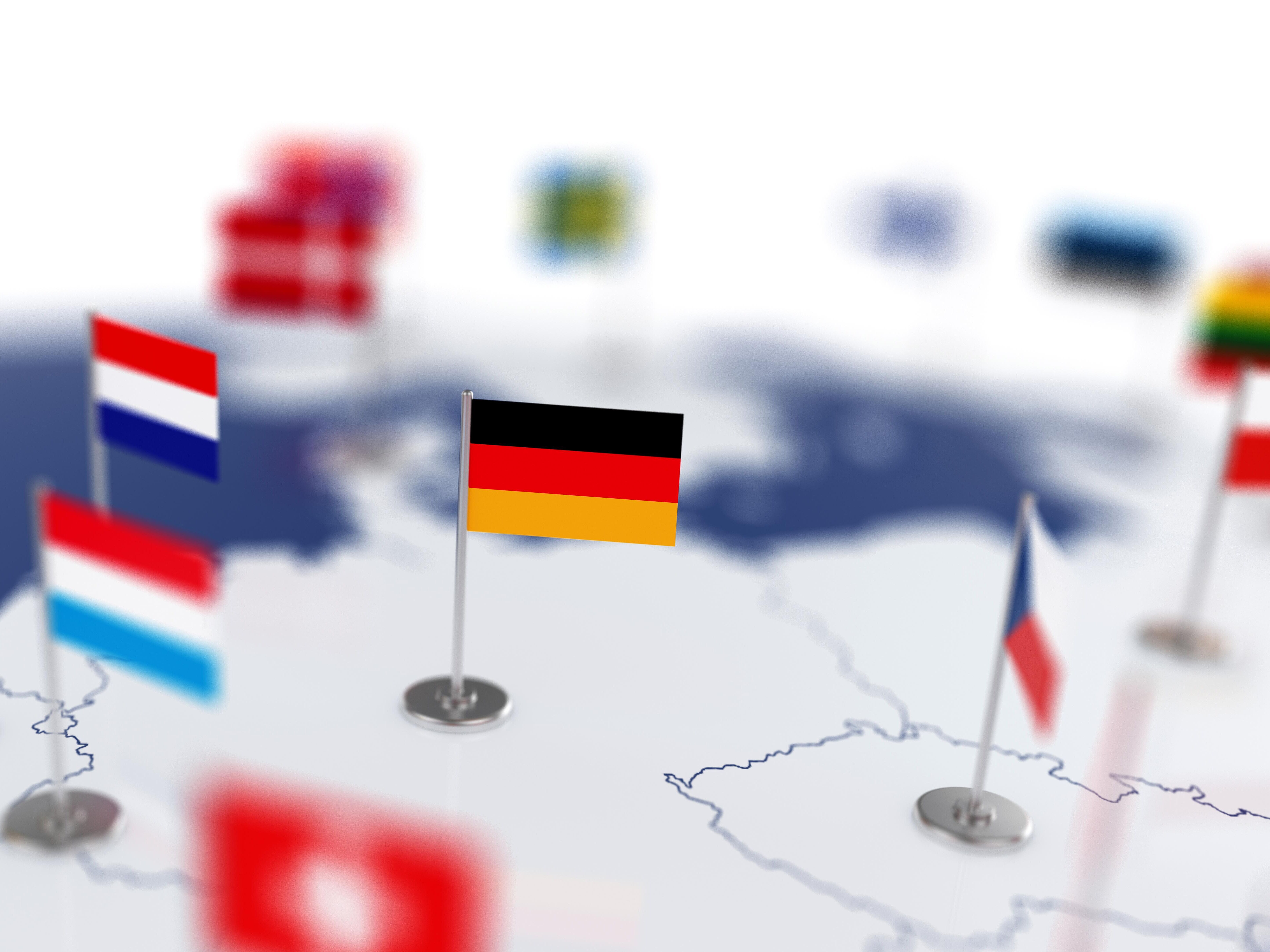 Deutschlandkarte mit Fähnchen sowie gespickte Fähnchen der angrenzenden Länder, wie Niederlande, Belgien, Frankreich, Tschechien,