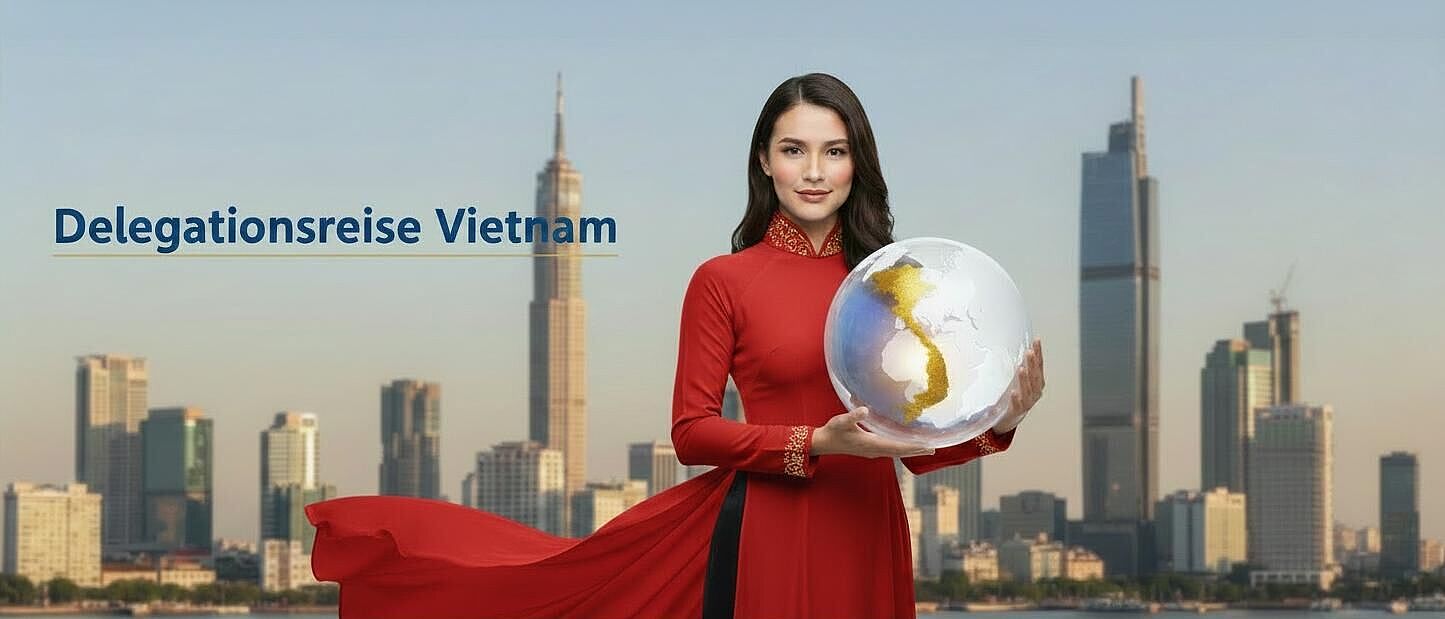 Delegationsreise nach Ho Chi Minh Stadt, Vietnam Eine Frau im klassischen vietnamesischen roten Ao Dai mit einm Globus von Vietnam in der Hand steht vor einer Hochhäuser-Skyline.