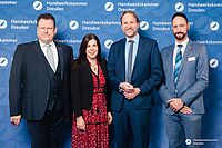 Impressionen von der Begrüßung der Gäste – Portraitaufnahmen vor einer blauen Fotowand