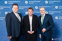 Impressionen von der Begrüßung der Gäste – Portraitaufnahmen vor einer blauen Fotowand
