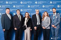 Impressionen von der Begrüßung der Gäste – Portraitaufnahmen vor einer blauen Fotowand
