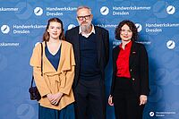 Impressionen von der Begrüßung der Gäste – Portraitaufnahmen vor einer blauen Fotowand