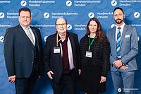 Impressionen von der Begrüßung der Gäste – Portraitaufnahmen vor einer blauen Fotowand