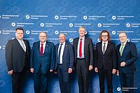 Impressionen von der Begrüßung der Gäste – Portraitaufnahmen vor einer blauen Fotowand
