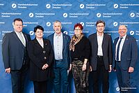 Impressionen von der Begrüßung der Gäste – Portraitaufnahmen vor einer blauen Fotowand