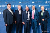 Impressionen von der Begrüßung der Gäste – Portraitaufnahmen vor einer blauen Fotowand
