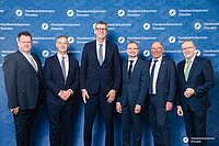 Impressionen von der Begrüßung der Gäste – Portraitaufnahmen vor einer blauen Fotowand