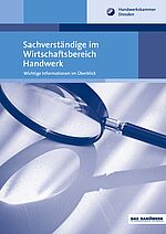 Titelbild der Schriftenreihe \"Sachverständige im Wirtschaftsbereich Handwerk\": Logo der Handwerkskammer Dresden und dem Titeltext \"Sachverständige im Wirtschaftsbereich Handwerk – Wichtige Informationen im Überblick\"  auf einem einfarbigem Hintergrundbild von einer Großaufnahme einer Leselupe die auf einem Tisch liegt.