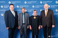 Impressionen von der Begrüßung der Gäste – Portraitaufnahmen vor einer blauen Fotowand