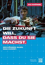 Bildcollage einer Person, die in einem Serverraum/Schaltschrank an Kabeln arbeitet. Rechts daneben weißer Text auf blauem Hintergrund \"Die Zukunft will, dass du sie machst - Wir können alles, was kommt\".