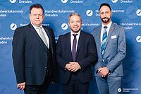 Impressionen von der Begrüßung der Gäste – Portraitaufnahmen vor einer blauen Fotowand