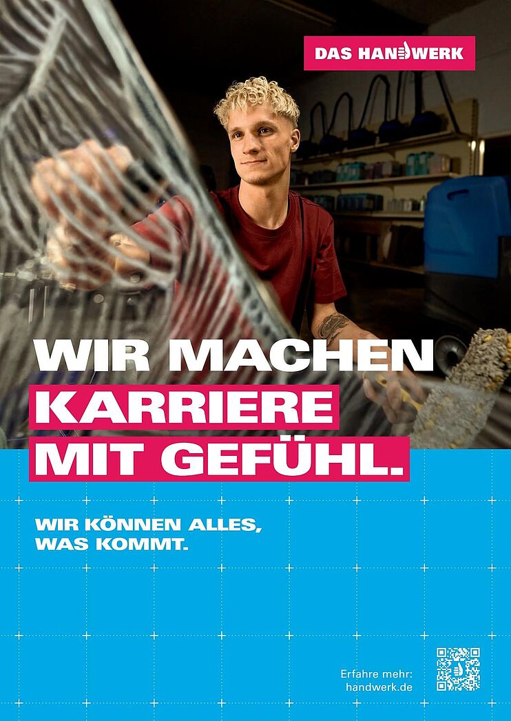 Links ist ein Bildmotiv eines Gebäudereinigers zu sehen, der gerade Wasser aus einem Eimer gegen eine Glasscheibe spritzt. Rechts daneben ein weißer Schriftzug auf blauem Hintergrund \"Wir machen Kariere mit Gefühl.\"