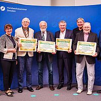 Gruppenfoto von 8 Personen bei der Übergabe der Goldenen Meisterbriefe durch Ines Briesowksy-Graf, der Vizepräsidentin und Dr. Andreas Brzezinski, dem Hauptgeschäftsführer der Handwerkskammer Dresden
